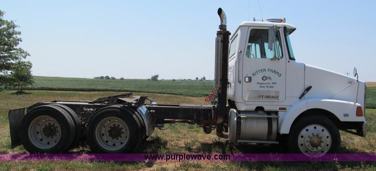 image for item C2433 1989 Volvo White GMC WCA semi truck