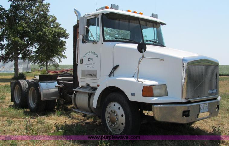 image for item C2433 1989 Volvo White GMC WCA semi truck
