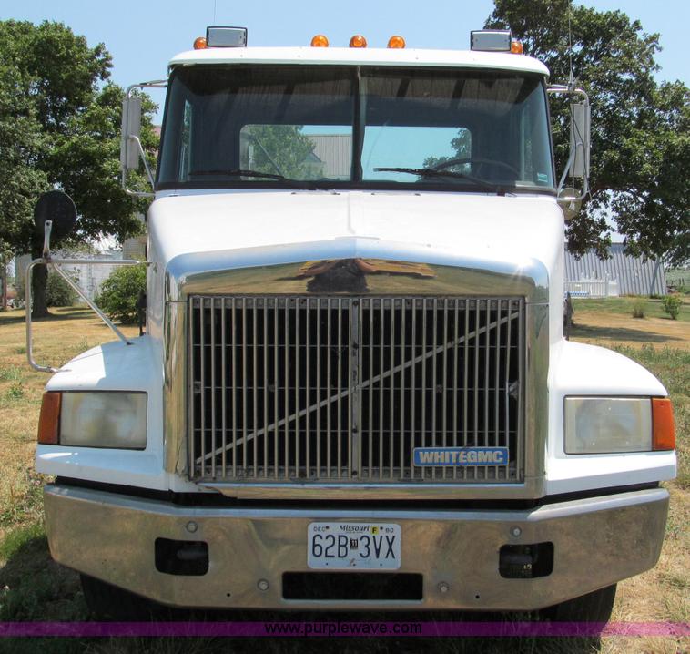 image for item C2433 1989 Volvo White GMC WCA semi truck