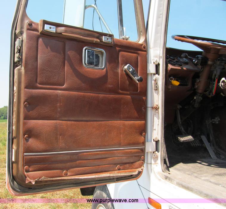 image for item C2433 1989 Volvo White GMC WCA semi truck