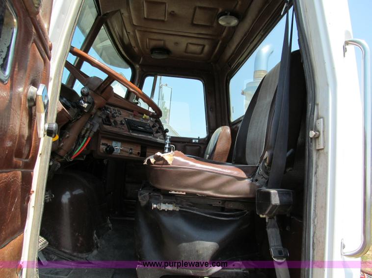 image for item C2433 1989 Volvo White GMC WCA semi truck