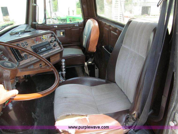 image for item C2433 1989 Volvo White GMC WCA semi truck