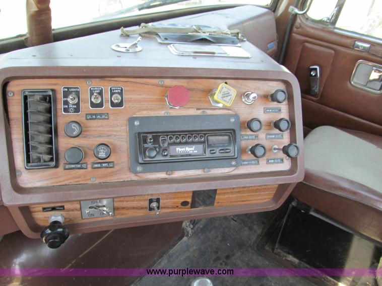 image for item C2433 1989 Volvo White GMC WCA semi truck