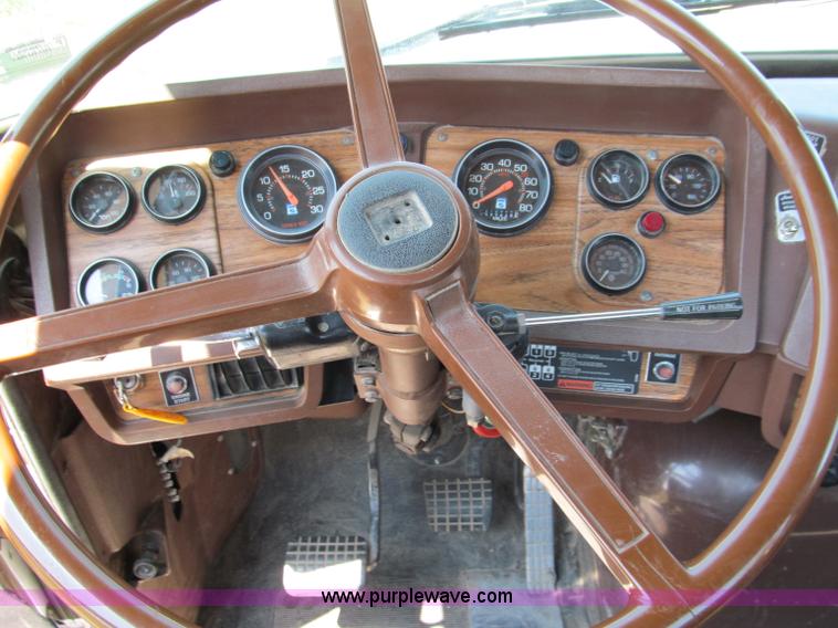 image for item C2433 1989 Volvo White GMC WCA semi truck