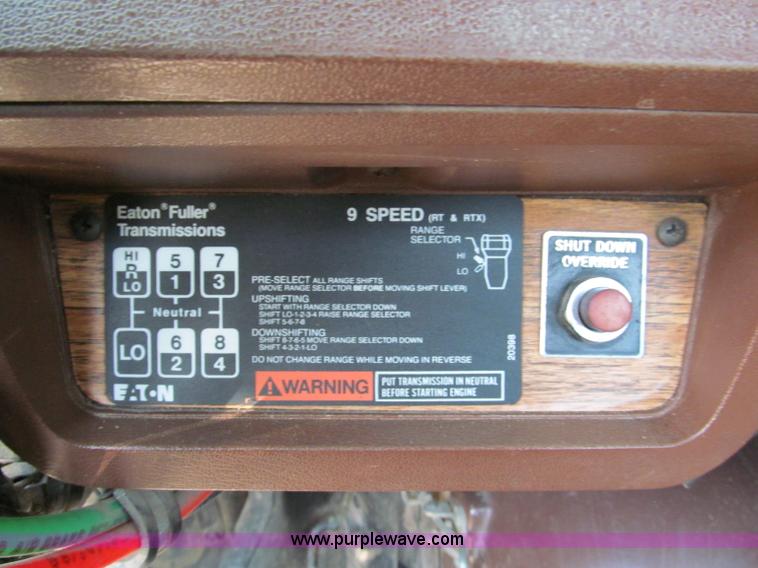 image for item C2433 1989 Volvo White GMC WCA semi truck