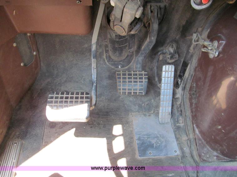 image for item C2433 1989 Volvo White GMC WCA semi truck