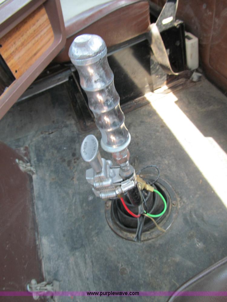 image for item C2433 1989 Volvo White GMC WCA semi truck