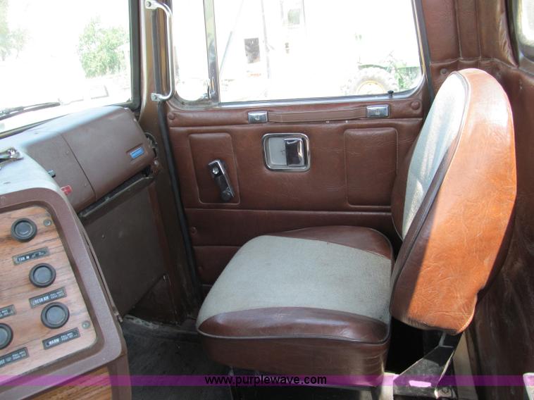 image for item C2433 1989 Volvo White GMC WCA semi truck