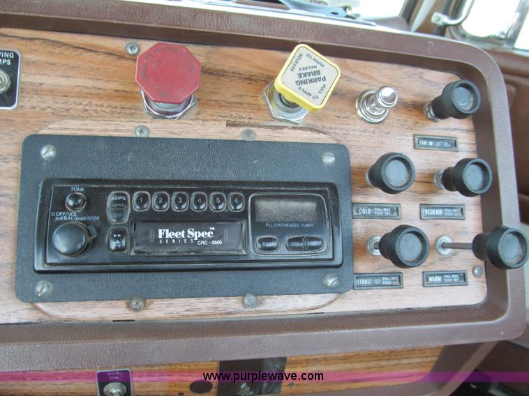 image for item C2433 1989 Volvo White GMC WCA semi truck