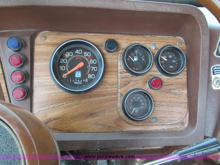 image for item C2433 1989 Volvo White GMC WCA semi truck