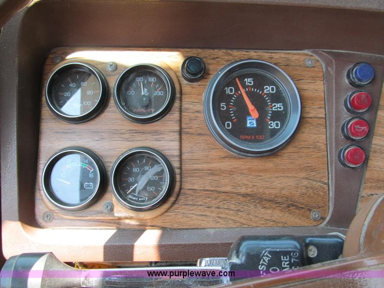 image for item C2433 1989 Volvo White GMC WCA semi truck