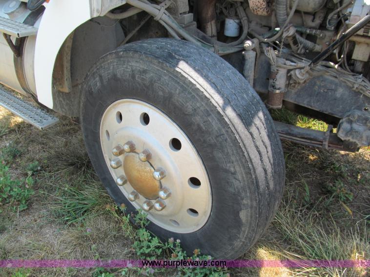 image for item C2433 1989 Volvo White GMC WCA semi truck