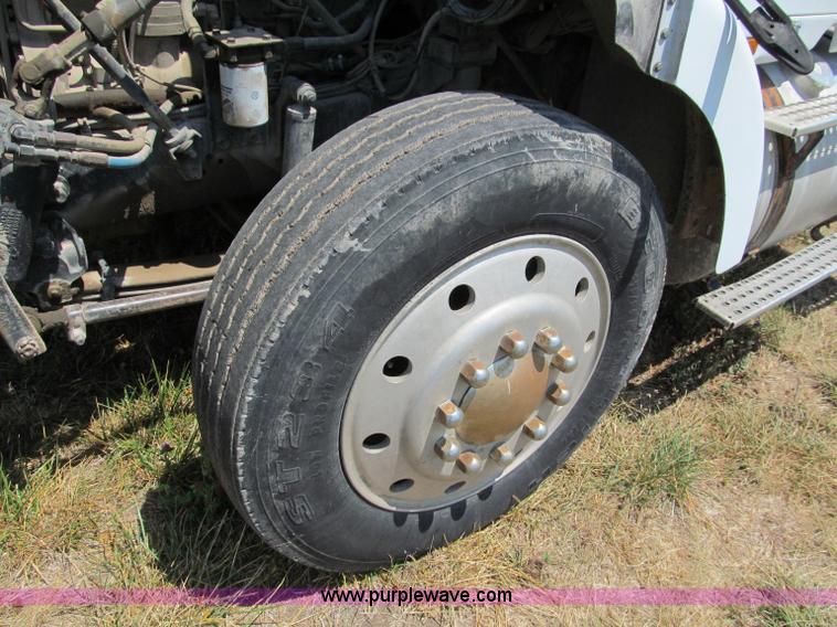 image for item C2433 1989 Volvo White GMC WCA semi truck