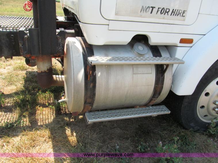 image for item C2433 1989 Volvo White GMC WCA semi truck