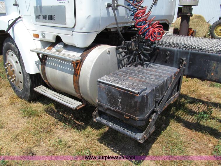 image for item C2433 1989 Volvo White GMC WCA semi truck