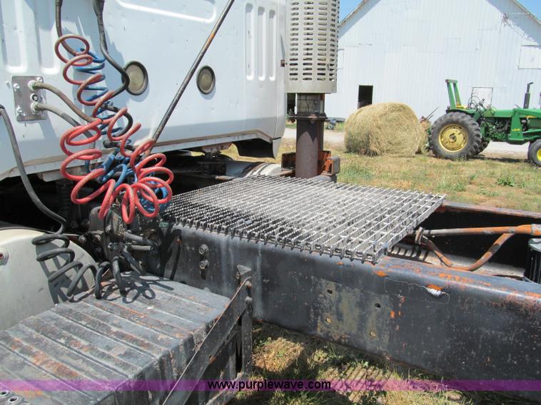 image for item C2433 1989 Volvo White GMC WCA semi truck