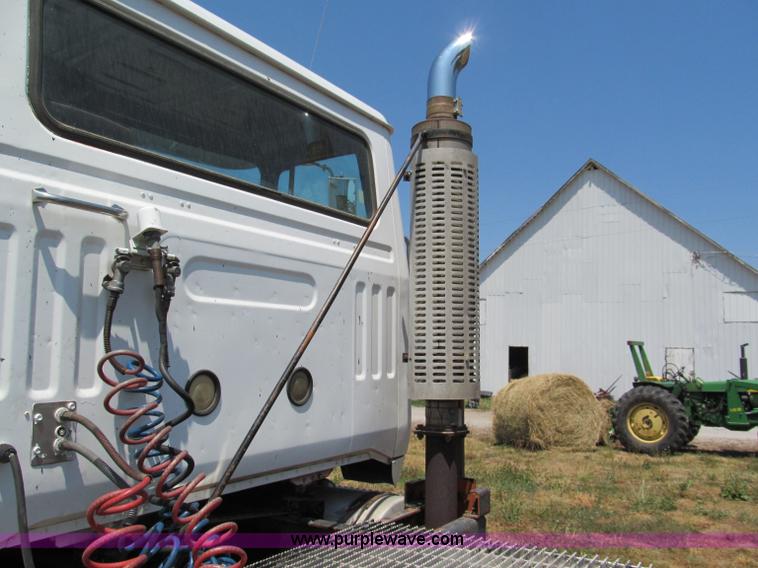 image for item C2433 1989 Volvo White GMC WCA semi truck