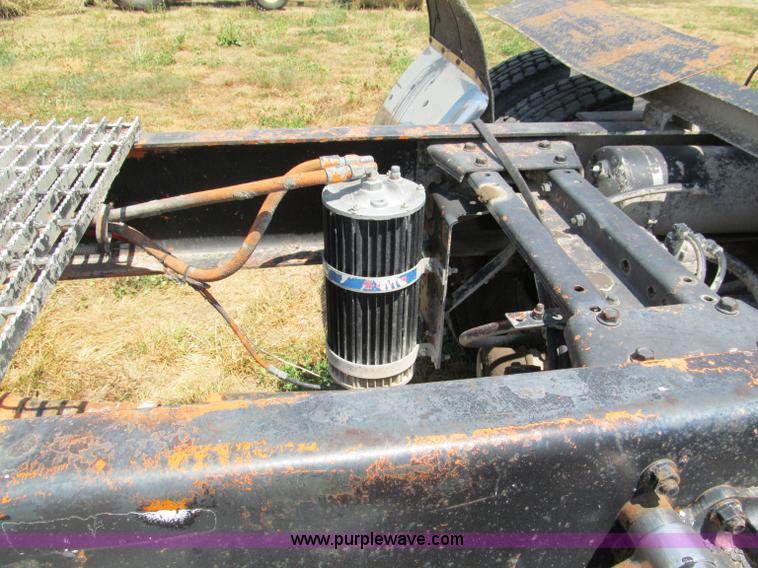 image for item C2433 1989 Volvo White GMC WCA semi truck