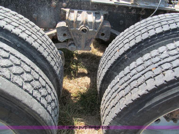 image for item C2433 1989 Volvo White GMC WCA semi truck