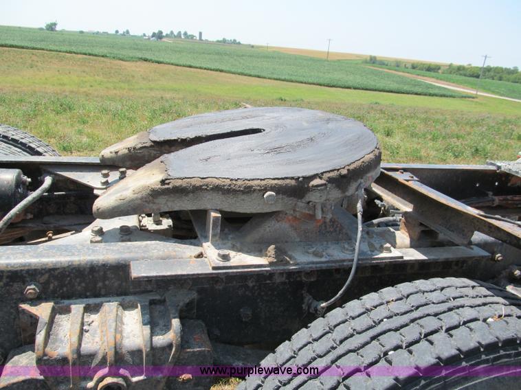 image for item C2433 1989 Volvo White GMC WCA semi truck