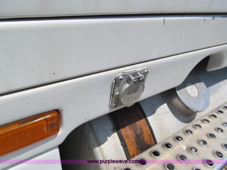 image for item C2433 1989 Volvo White GMC WCA semi truck