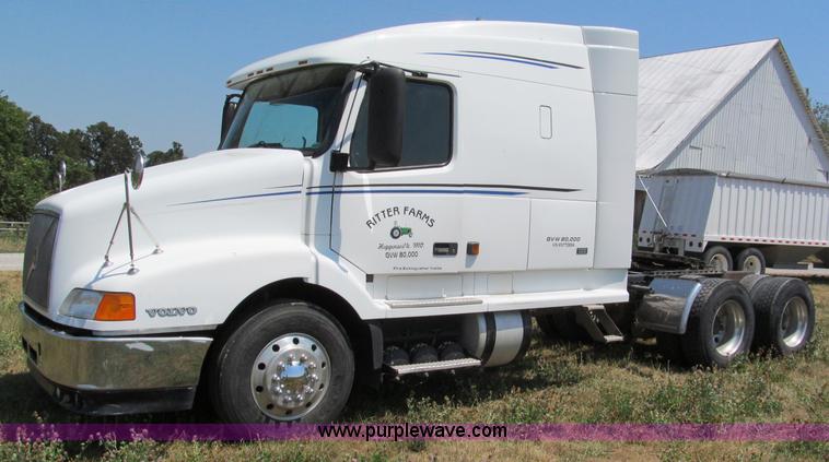 image for item C2435 1999 Volvo VN semi truck