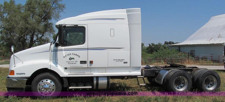 image for item C2435 1999 Volvo VN semi truck