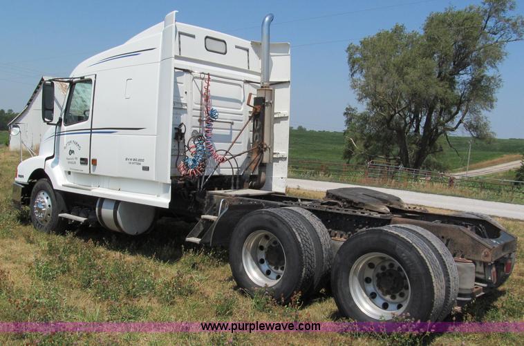 image for item C2435 1999 Volvo VN semi truck