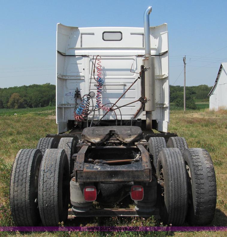 image for item C2435 1999 Volvo VN semi truck