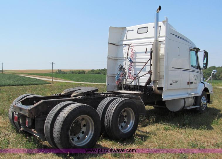 image for item C2435 1999 Volvo VN semi truck