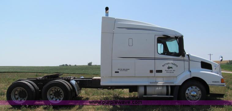 image for item C2435 1999 Volvo VN semi truck