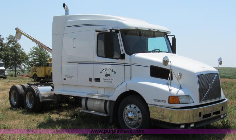 image for item C2435 1999 Volvo VN semi truck