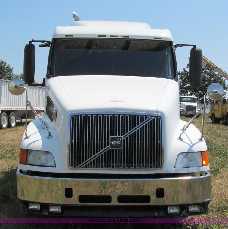 image for item C2435 1999 Volvo VN semi truck