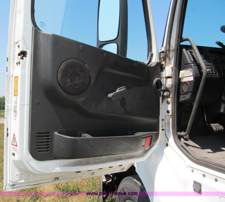 image for item C2435 1999 Volvo VN semi truck