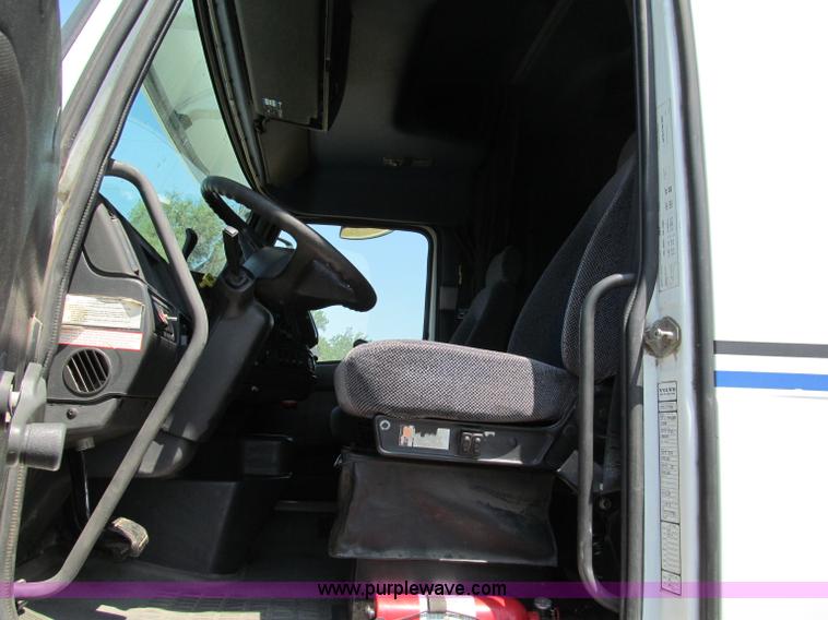 image for item C2435 1999 Volvo VN semi truck