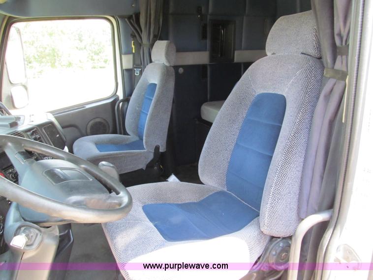 image for item C2435 1999 Volvo VN semi truck