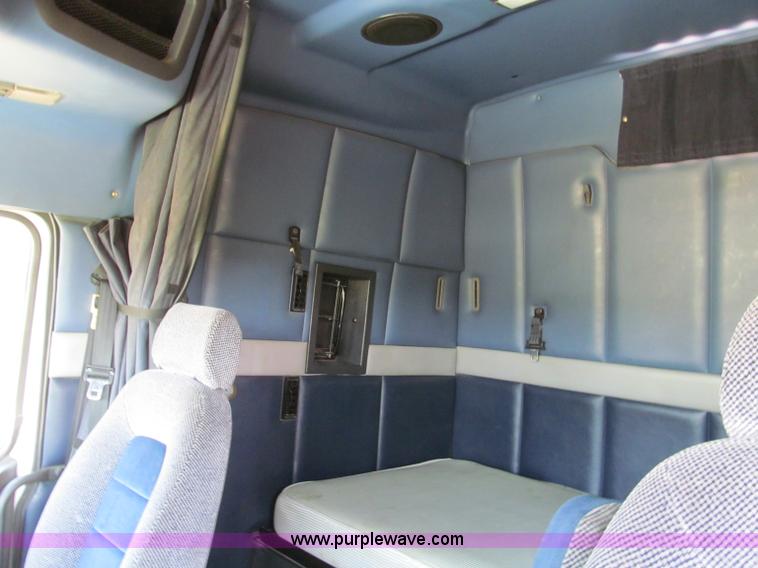 image for item C2435 1999 Volvo VN semi truck