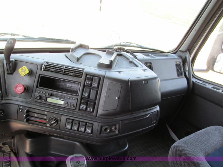 image for item C2435 1999 Volvo VN semi truck