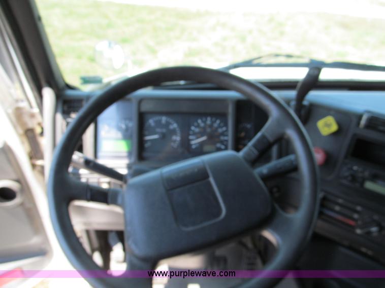 image for item C2435 1999 Volvo VN semi truck