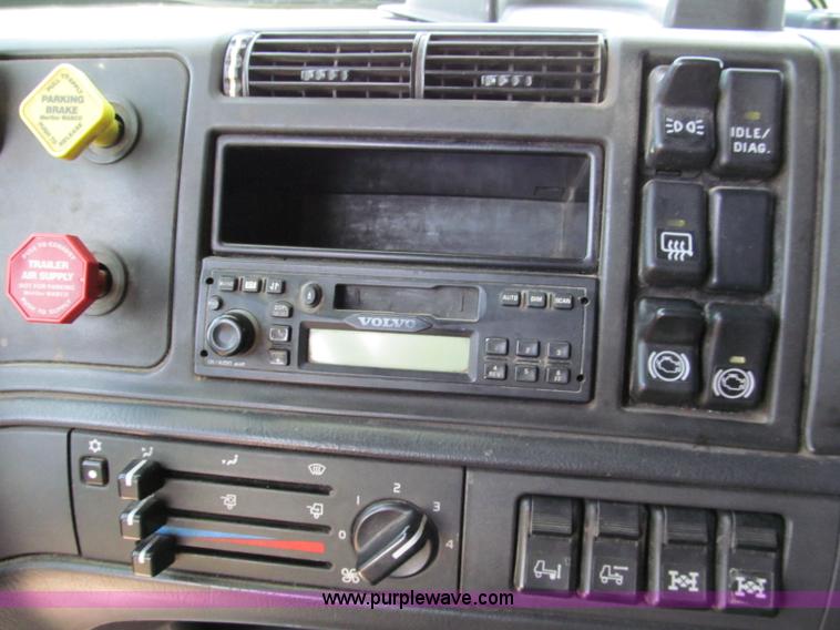 image for item C2435 1999 Volvo VN semi truck