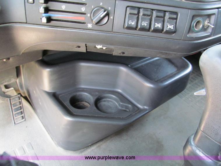 image for item C2435 1999 Volvo VN semi truck