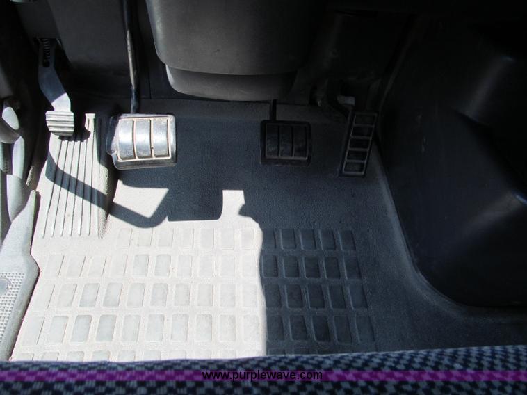 image for item C2435 1999 Volvo VN semi truck