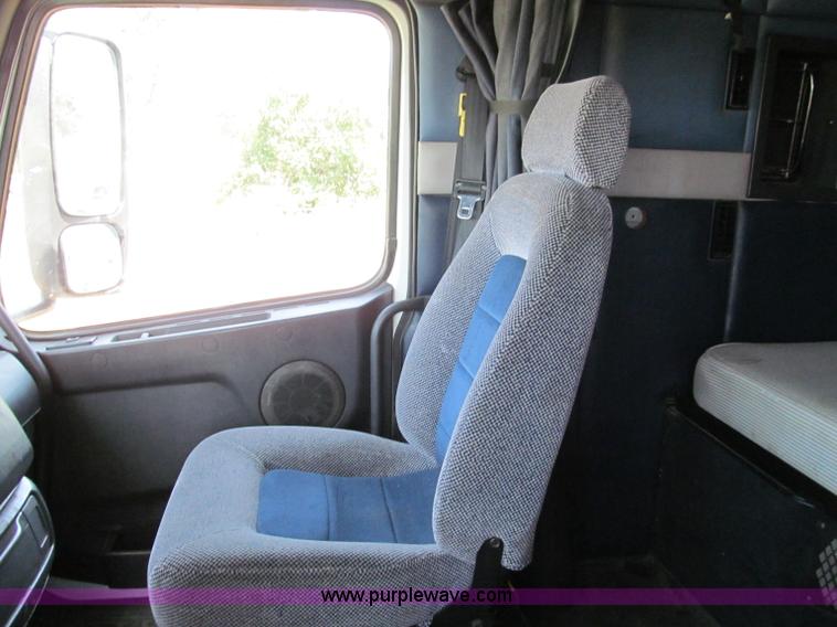 image for item C2435 1999 Volvo VN semi truck
