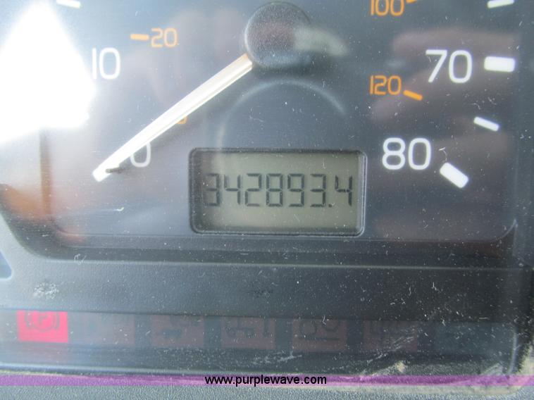 image for item C2435 1999 Volvo VN semi truck