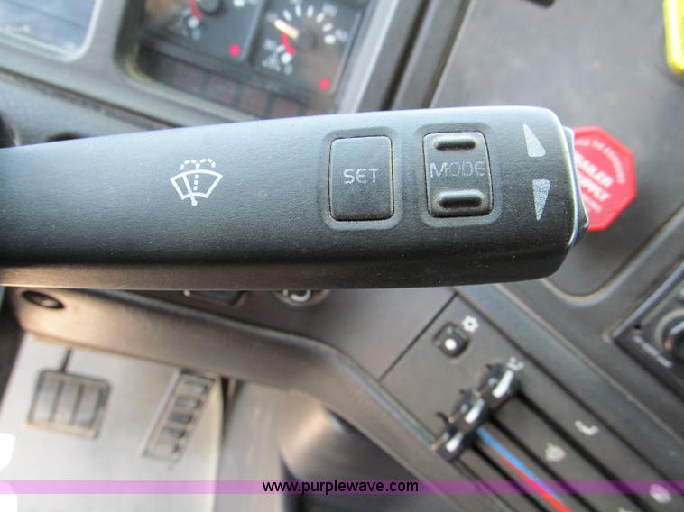 image for item C2435 1999 Volvo VN semi truck