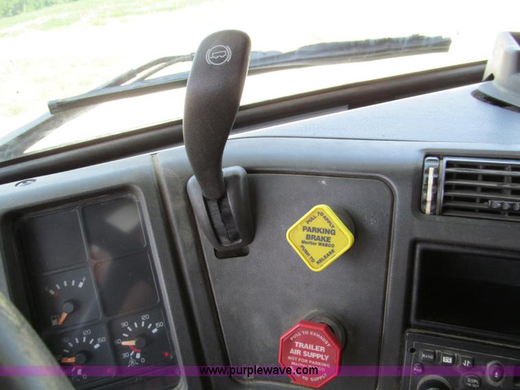 image for item C2435 1999 Volvo VN semi truck