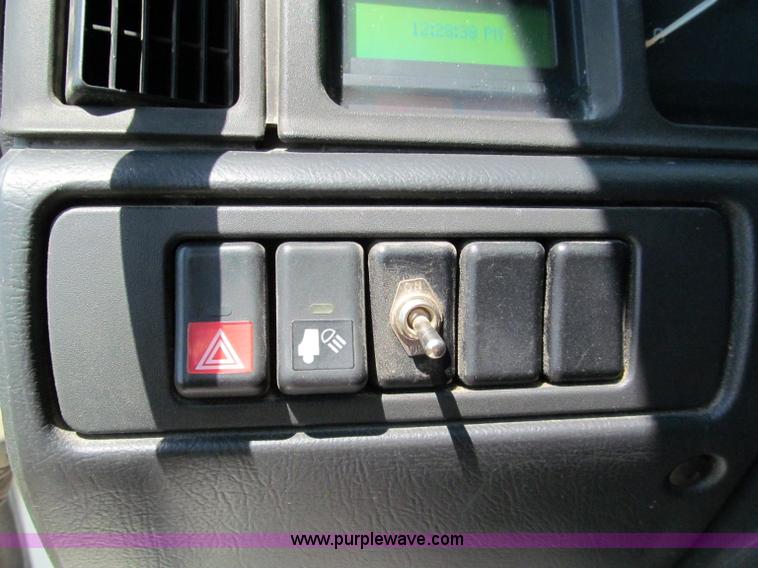 image for item C2435 1999 Volvo VN semi truck