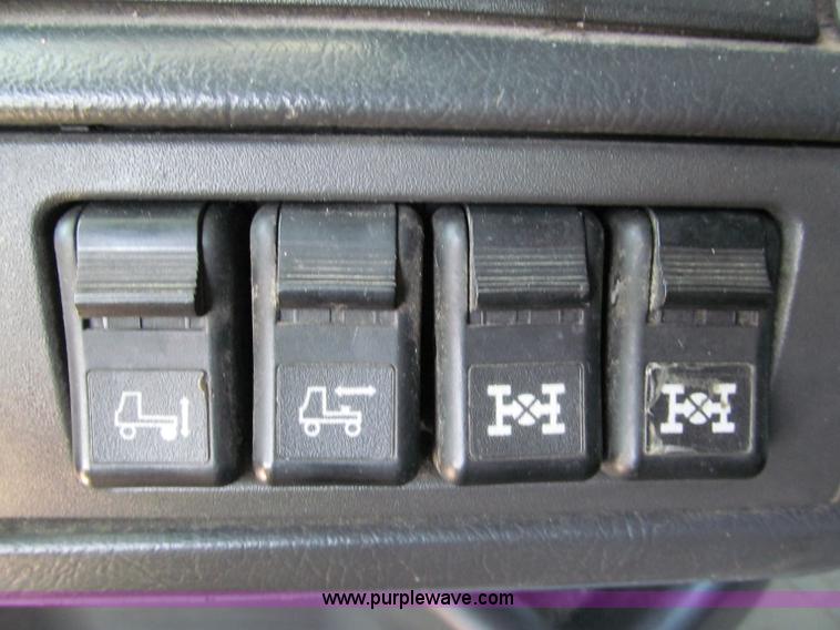 image for item C2435 1999 Volvo VN semi truck