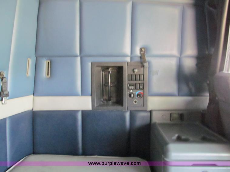 image for item C2435 1999 Volvo VN semi truck