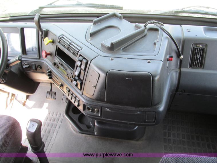 image for item C2435 1999 Volvo VN semi truck